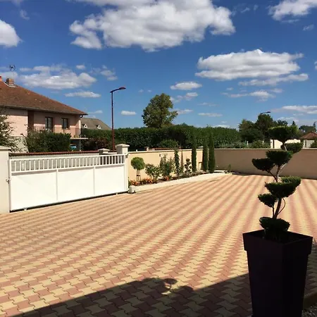 La Roseraie Pres De Vichy 3*