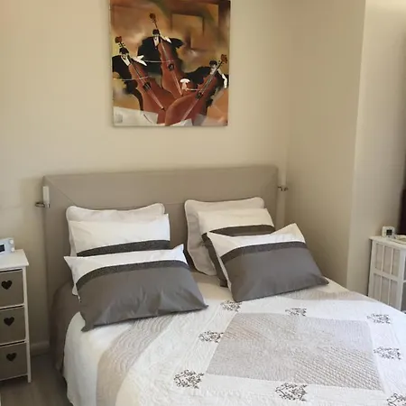 La Roseraie Pres De Vichy Guest house Charmeil