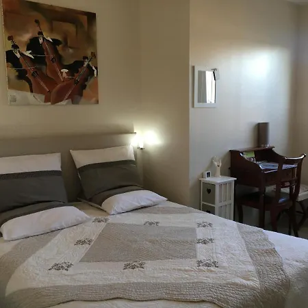 La Roseraie Pres De Vichy Guest house