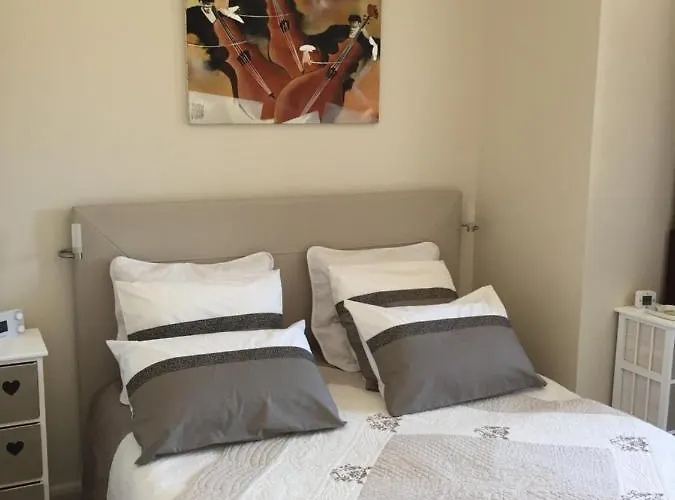 La Roseraie Pres De Vichy Guest house Charmeil