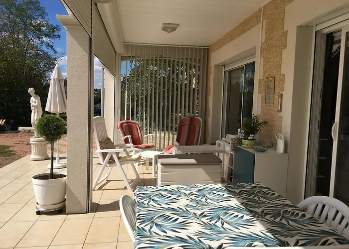 La Roseraie Pres De Vichy Guest house Charmeil