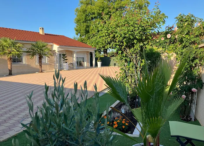 La Roseraie Pres De Vichy 3*